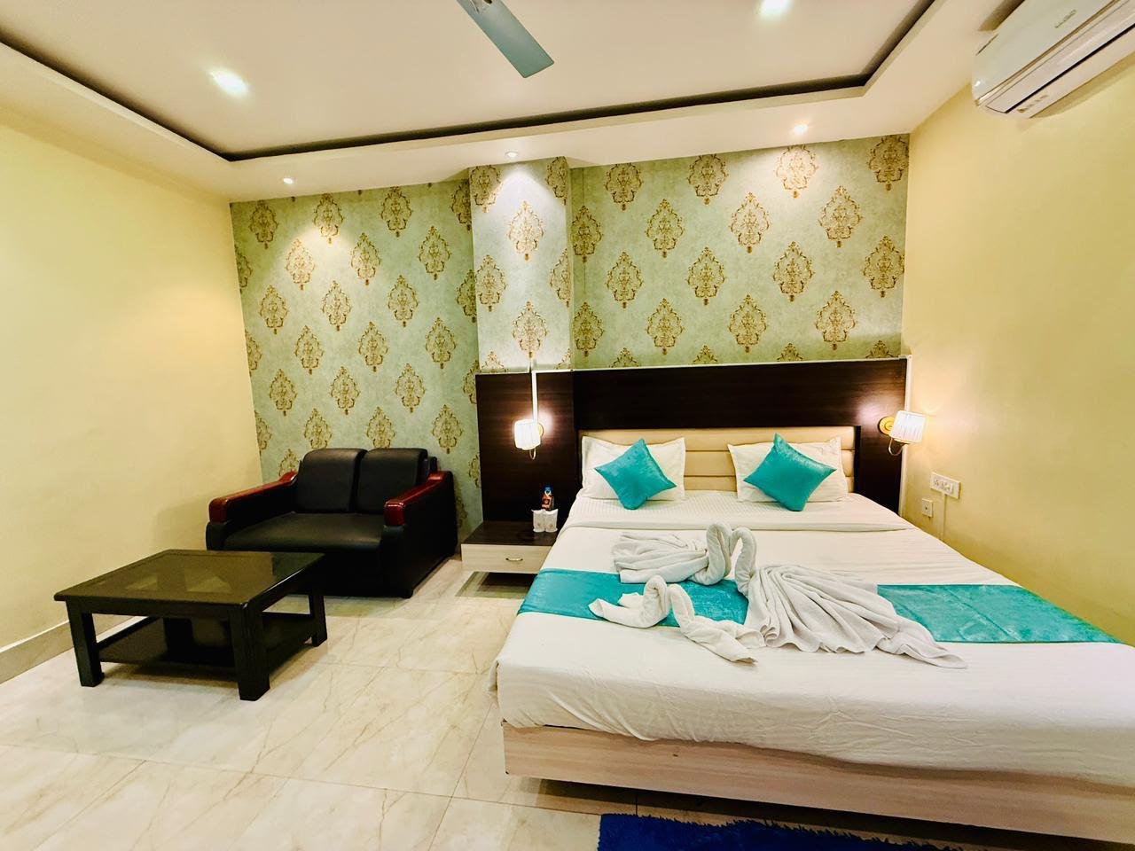 Deluxe Room Twin Beds and Amenities at Hotel RamSanPlaza